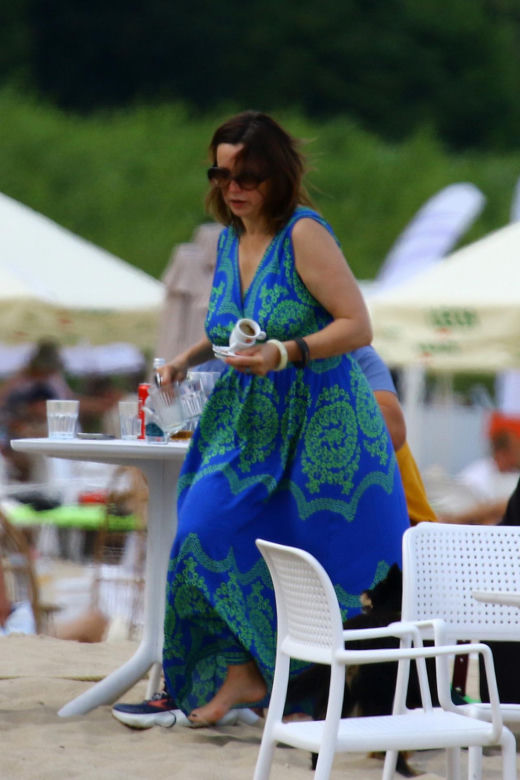 Renata Dancewicz kurzy na plaży