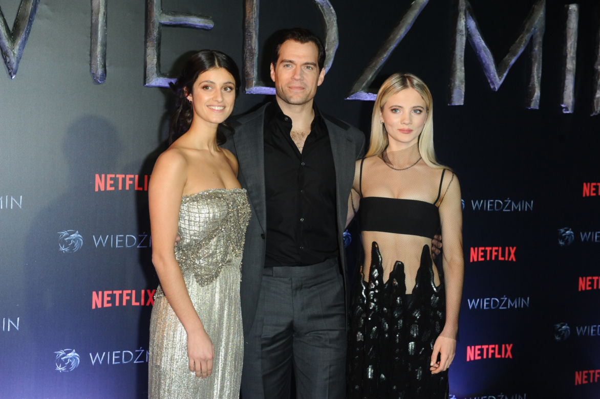 Anya Chalotra, Henry Cavill i Freya Allan