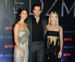 Anya Chalotra, Henry Cavill i Freya Allan