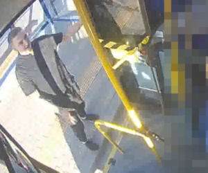 Brutalny atak z miejskim autobusie! Policja z Bydgoszczy szuka agresora