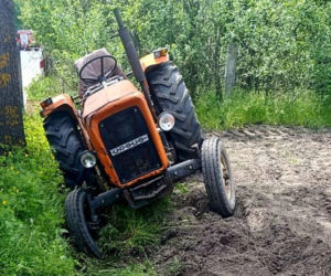 Wpadł pod własny traktor. 76-latek w szpitalu