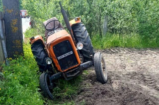 Wpadł pod własny traktor. 76-latek w szpitalu