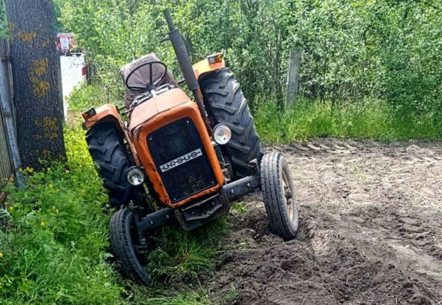Wpadł pod własny traktor. 76-latek w szpitalu