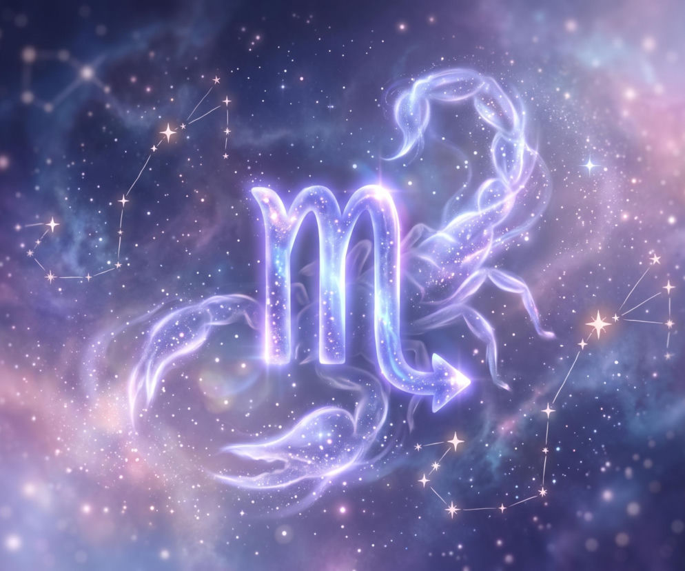 Świecący symbol znaku zodiaku Skorpiona na tle gwieździstego nieba. O horoskopie dla Skorpiona przeczytasz w Eska.