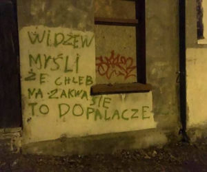 Widzew nosi czapkę z dupki od chleba, a ŁKS je komary... Derby Łodzi na murach