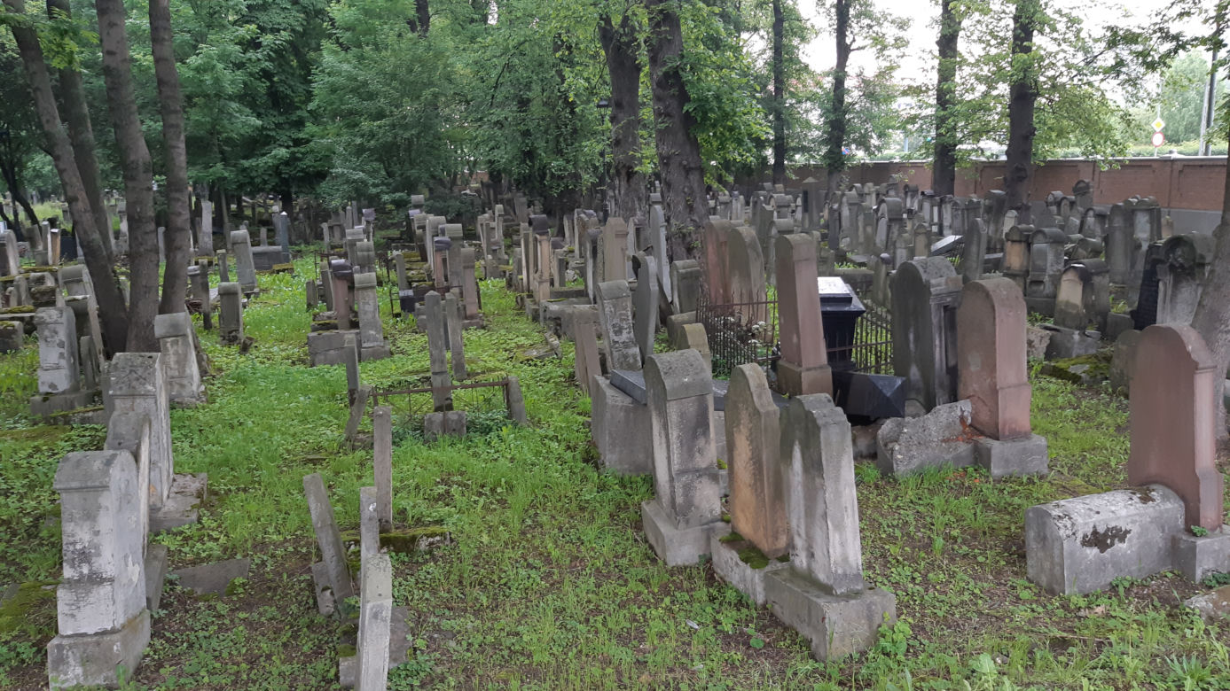 Kirkut pomalowany przez pseudo graficiarzy