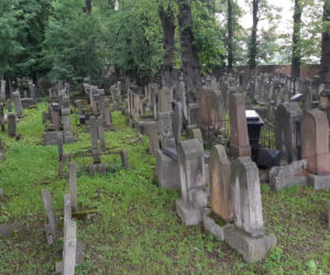 Kirkut pomalowany przez pseudo graficiarzy