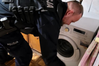 Pan Adam stracił wzrok po śmierci żony. Niespodziewanie zapukali do niego policjanci