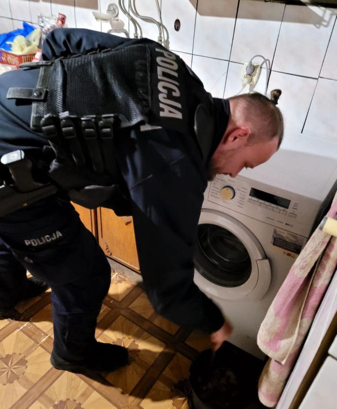 Pan Adam stracił wzrok po śmierci żony. Niespodziewanie zapukali do niego policjanci