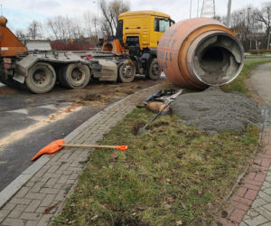Chwile grozy na rondzie! Beczka z betonem runęła na jezdnię!