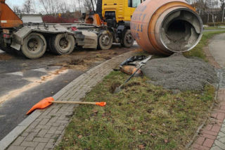 Chwile grozy na rondzie! Beczka z betonem runęła na jezdnię!