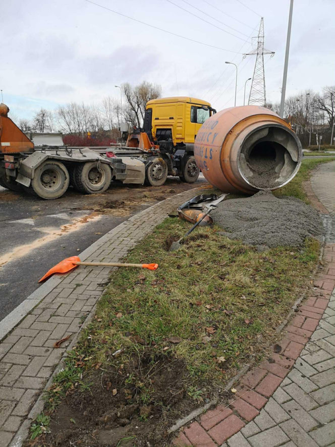 Chwile grozy na rondzie! Beczka z betonem runęła na jezdnię!