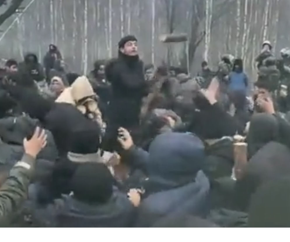 walka o drewno w obozowisku migrantów