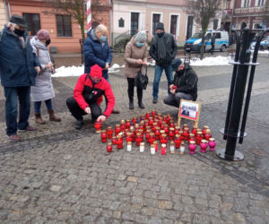 Grudziądzanie ustawiają serce dla Pawła Adamowicza w drugą rocznicę śmierci