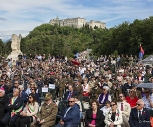 Prezydent RP Karol Nawrocki i pierwsza dama Marta Nawrocka podczas polowej mszy świętej na Polskim Cmentarzu Wojennym pod Monte Cassino
