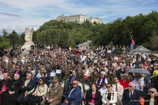Prezydent RP Karol Nawrocki i pierwsza dama Marta Nawrocka podczas polowej mszy świętej na Polskim Cmentarzu Wojennym pod Monte Cassino