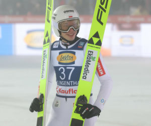 Mimo wichury, Polacy pokazali klasę! Tomasiak o krok od podium. To życiowy sukces 18-letniego skoczka