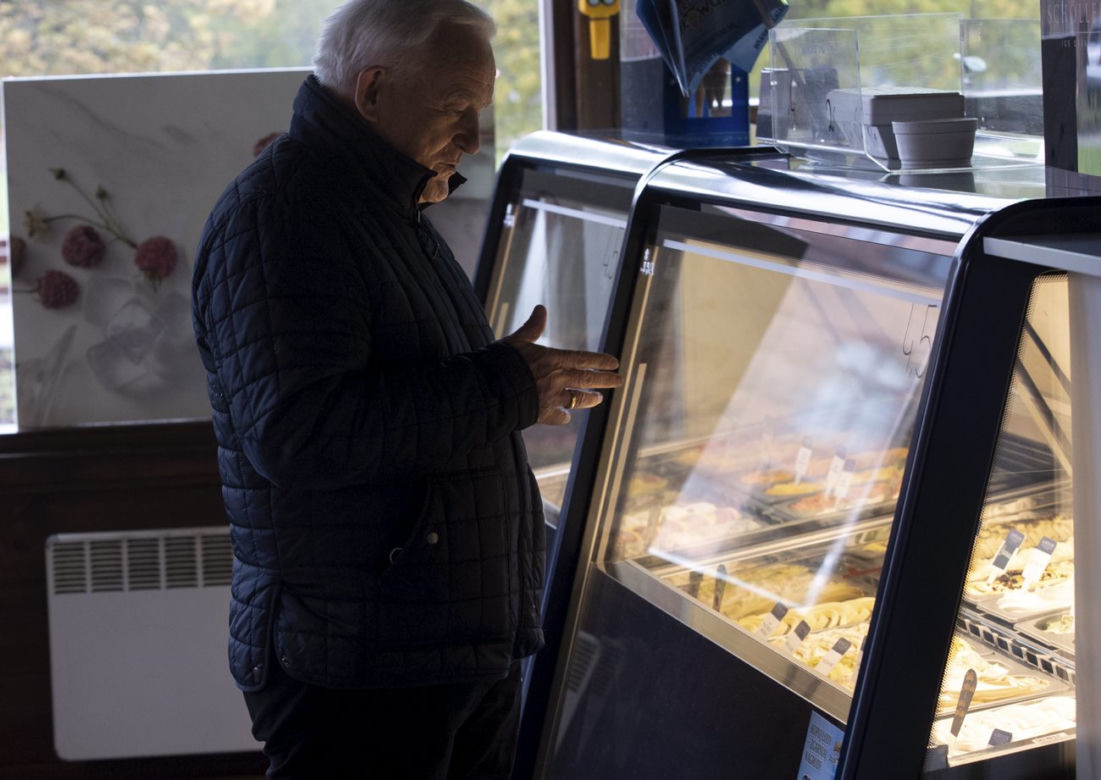 Leszek Miller wybrał sie na lody w zimną i deszczową majówkę