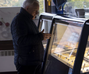 Leszek Miller wybrał sie na lody w zimną i deszczową majówkę