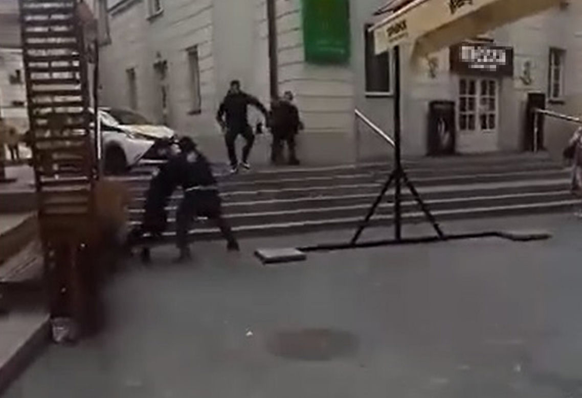 Atak nożownika pod galerią handlową w Siedlcach. Kolega dźgnął kolegę na oczach gapiów!