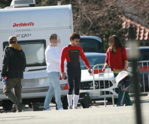 Maciej Musiał nad morzem z deską