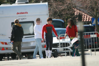 Maciej Musiał nad morzem z deską