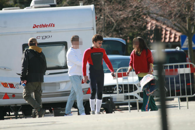 Maciej Musiał nad morzem z deską