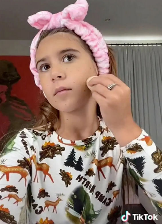 10-letnia córka Kardashianki uczy dzieci, jak się malować! Fala oburzenia na Kourtney Kardashian