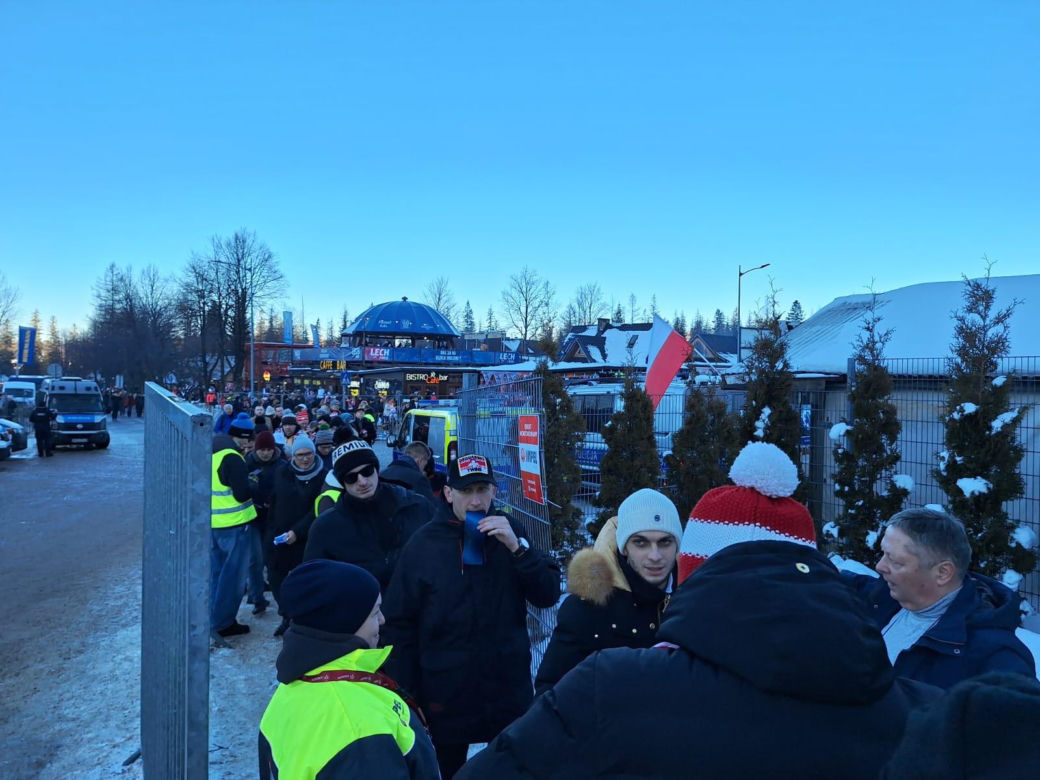 Tłumy kibiców w Zakopanem. Biało-czerwono pod Tatrami 