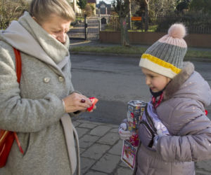 Wolontariat uczy wrażliwości, małolaty w WOŚP