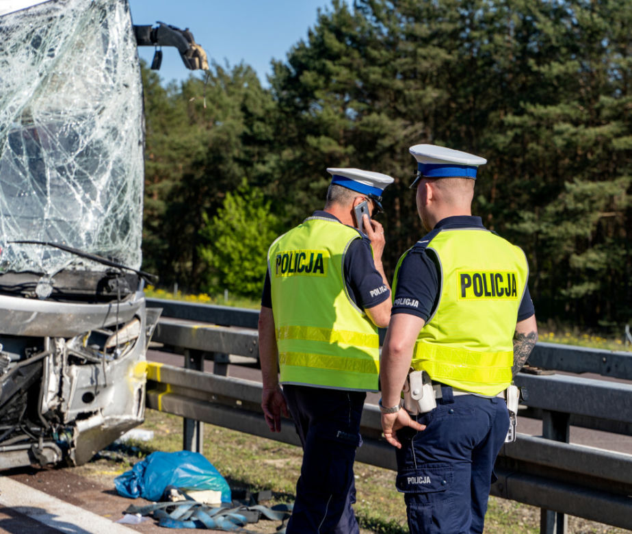 Wypadek polskiego autokaru w Niemczech. Autobus zderzył się z ciężarówkami, została miazga
