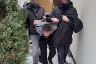 Handlowali ludźmi i narkotykami! Jedna z ofiar zdołała uciec. Zatrzymano 22 osoby