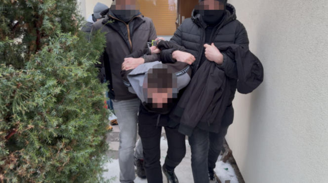 Handlowali ludźmi i narkotykami! Jedna z ofiar zdołała uciec. Zatrzymano 22 osoby