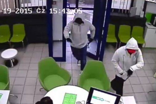 Napad na bank w Łodzi. Policja poszukuje sprawców! [ZDJĘCIA]