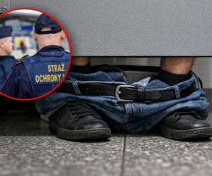 Mężczyzna zbyt długo siedział w toalecie na dworcu. Zaniepokojony ochroniarz wezwał służby