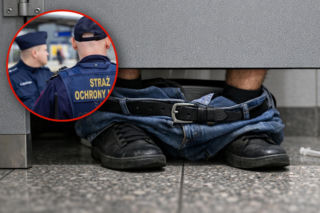 Mężczyzna zbyt długo siedział w toalecie na dworcu. Zaniepokojony ochroniarz wezwał służby