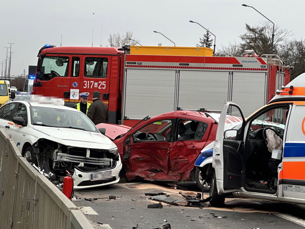 Koszmarny wypadek na Puławskiej. Dwa auta zderzyły się z karetką!