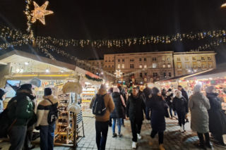 Arogancki kierowca wjechał autem na Rynek w Krakowie podczas jarmarku. Tysiące złotych mandatu