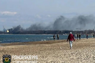 Pożar statku w Nowym Porcie w Gdańsku. Jednostka pływa pod banderą Cypru, a na jej pokładzie przebywało 25 członków załogi
