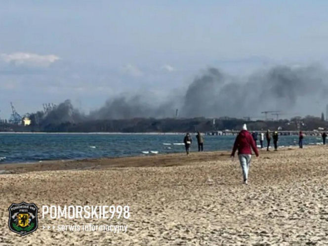 Pożar statku w Nowym Porcie w Gdańsku. Jednostka pływa pod banderą Cypru, a na jej pokładzie przebywało 25 członków załogi