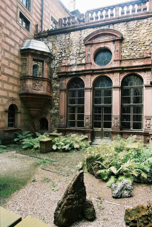 Historia tego polskiego zamku i jego mieszkańców to gotowy materiał na film