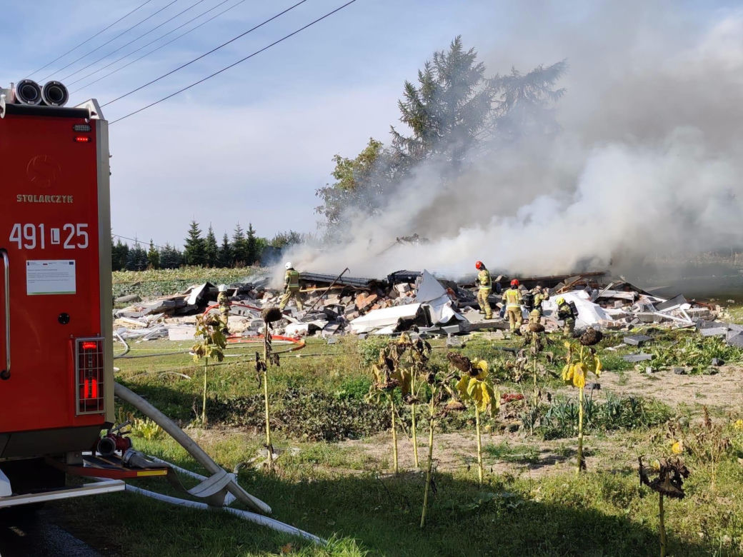 Miłków-Kolonia. Dom runął po wybuchu. Zginął 75-latek, jego żony i syna nie było w środku