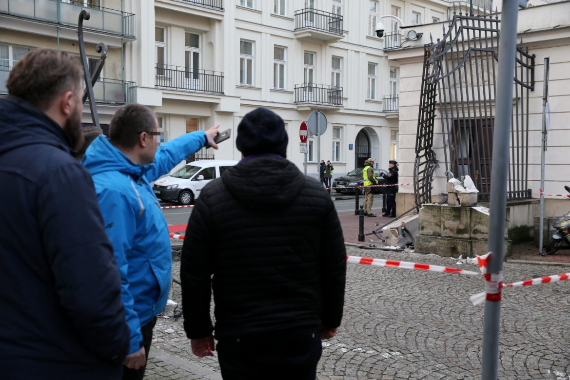 Ciężarówka zniszczyła zabytkową bramę wjazdową na teren Kancelarii Prezydenta