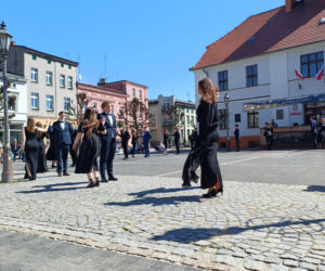 Polonez maturzystów z I LO na rynku w Ostrzeszowie