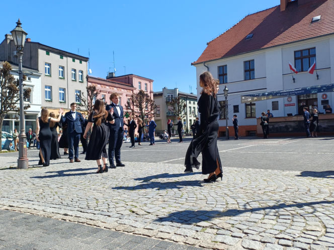 Polonez maturzystów z I LO na rynku w Ostrzeszowie