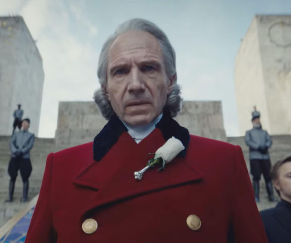 Ralph Fiennes jako Coriolanus Snow w filmie Igrzyska śmierci: Wschód słońca w dniu dożynek