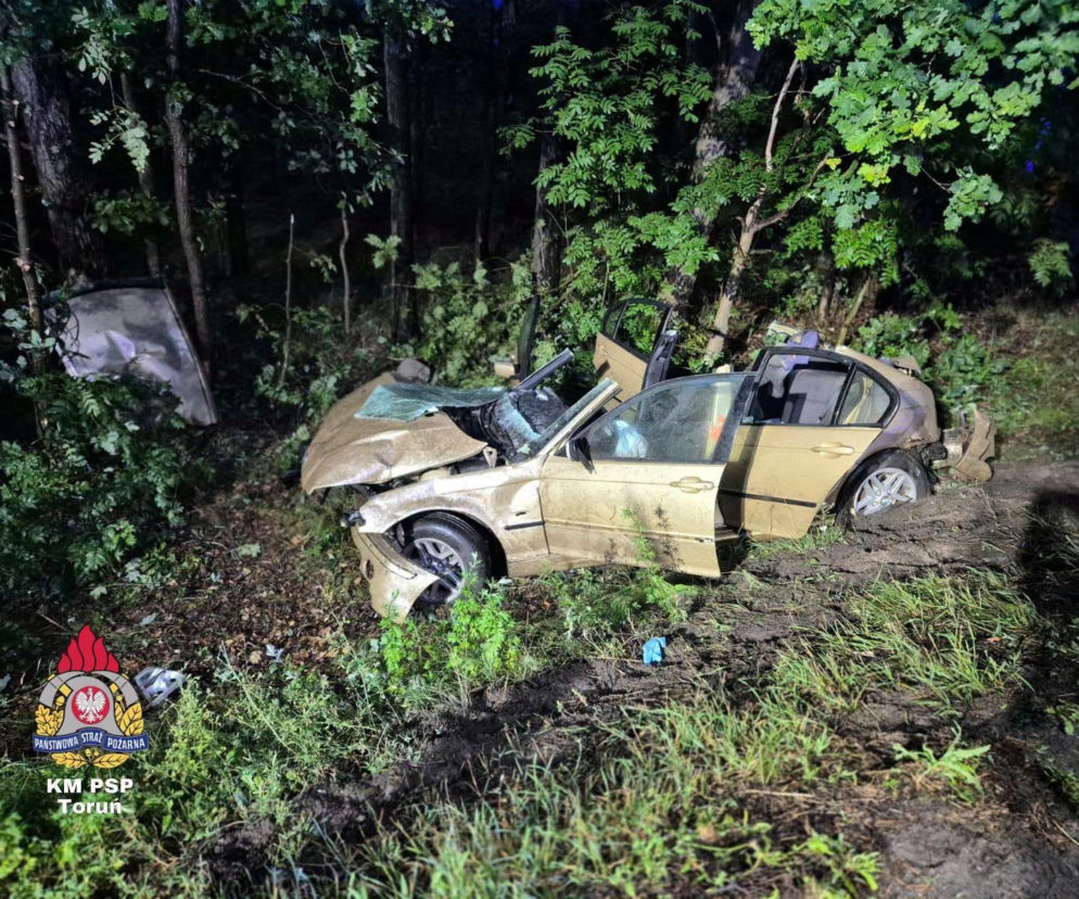 Rozbite złote BMW w rowie po uderzeniu w drzewo na DK91. O tragicznym wypadku pod Toruniem przeczytasz na SE.