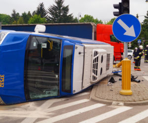 Autobus runął na jezdnię w Konstancinie