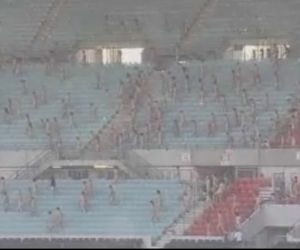 1800 osób rozebrało się na stadionie, by amerykański fotograf zrobił im zdjęcia