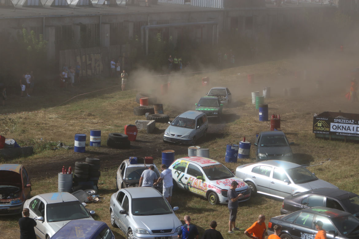 Charytatywny Wrak Race. Andrzej z Plutycz i Adam Kraśko zbierali pieniądze dla chorej Dominiki